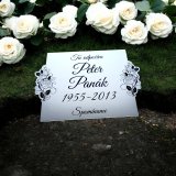 Grabschild mit Rosen