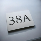 Schild mit ausgeschnittener Nummer — Hausnummernschild aus Kunststoff für Haus oder Zaun 20×15 cm