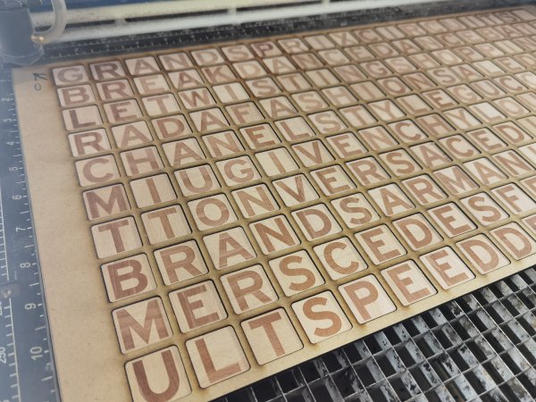 gravierte Buchstaben für ein Café