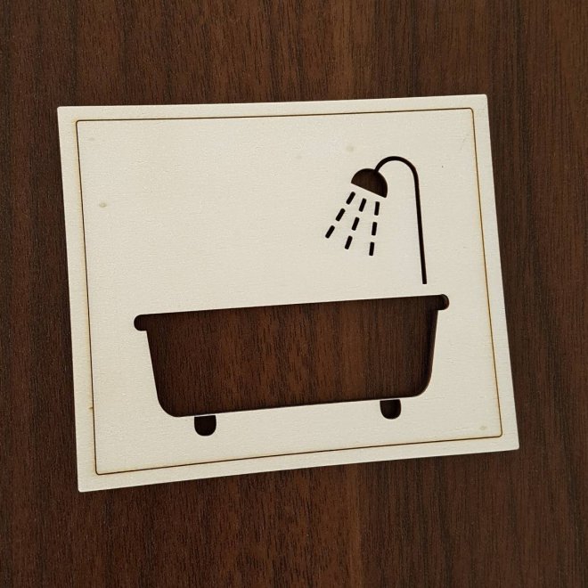 Schild mit Bezeichnung Badezimmer