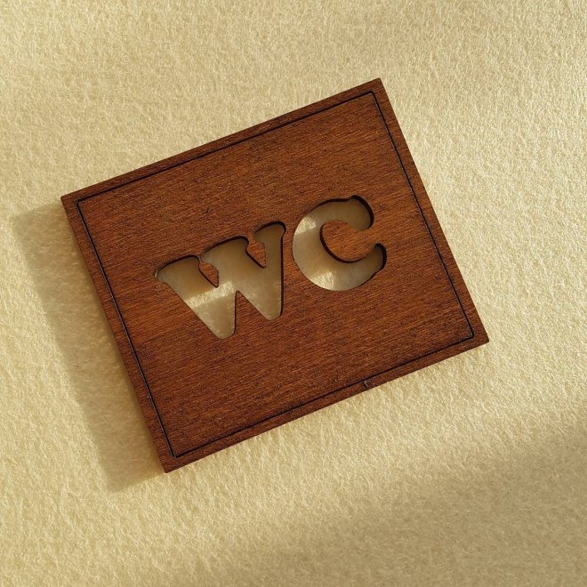 Schild mit Bezeichnung WC