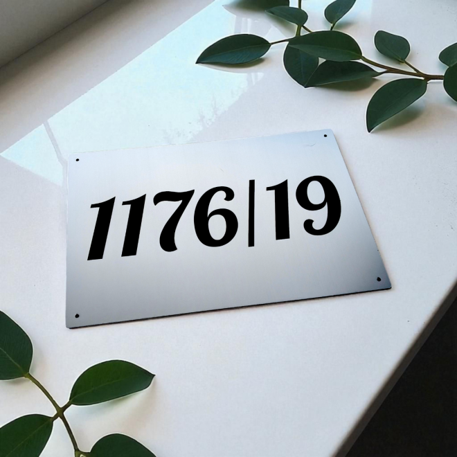Schild mit gravierter Nummer — Hausnummernschild aus Kunststoff 30×20 cm