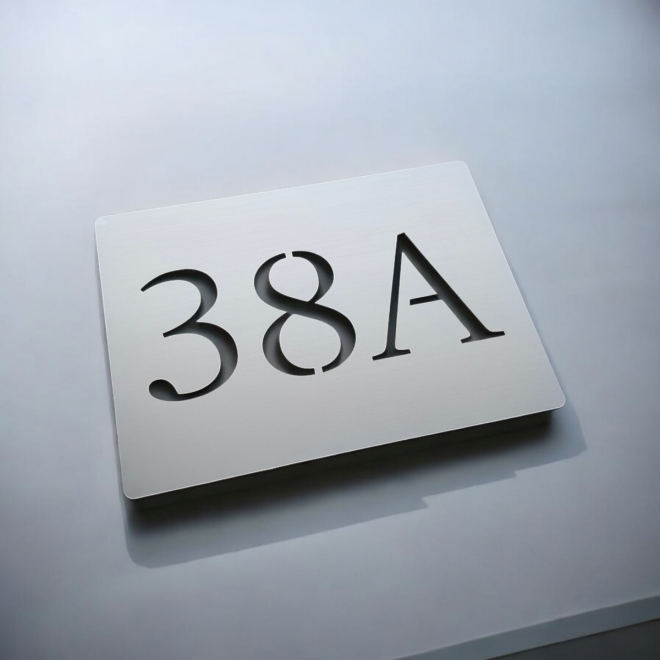 Schild mit ausgeschnittener Nummer — Hausnummernschild aus Kunststoff für Haus oder Zaun 20×15 cm