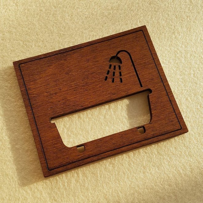 Schild mit Bezeichnung Badezimmer