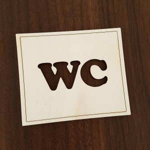 Schild mit Bezeichnung WC