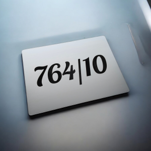 Schild mit gravierter Nummer — Hausnummernschild aus Kunststoff für Haus oder Zaun 20×15 cm